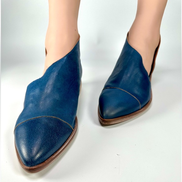 Free People Royale Flat Leather Cut Out Shoe in Indigo - Picture 5 of 16